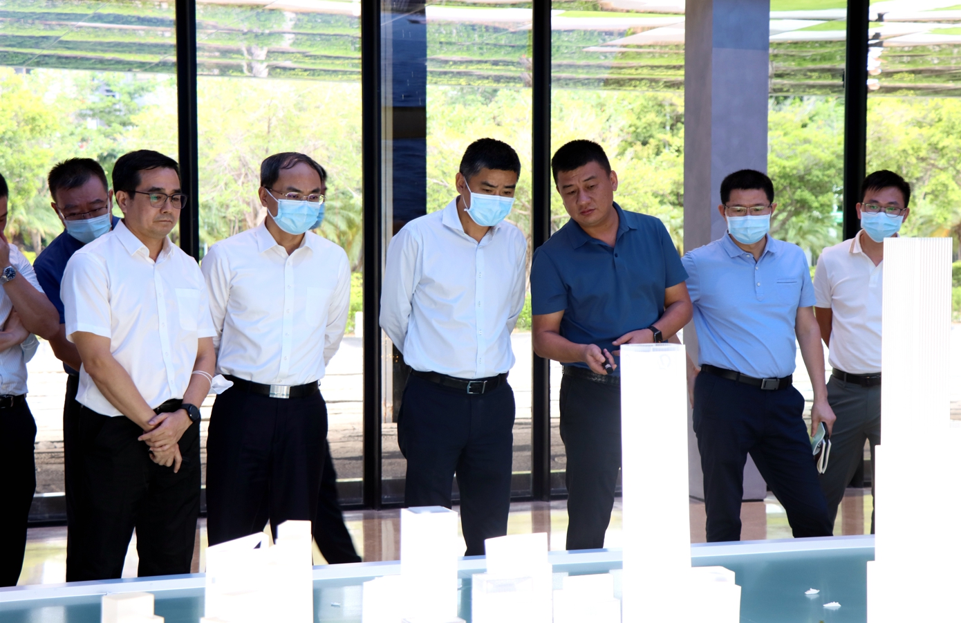 深投控党委书记、董事长何建锋调研深湾发展
